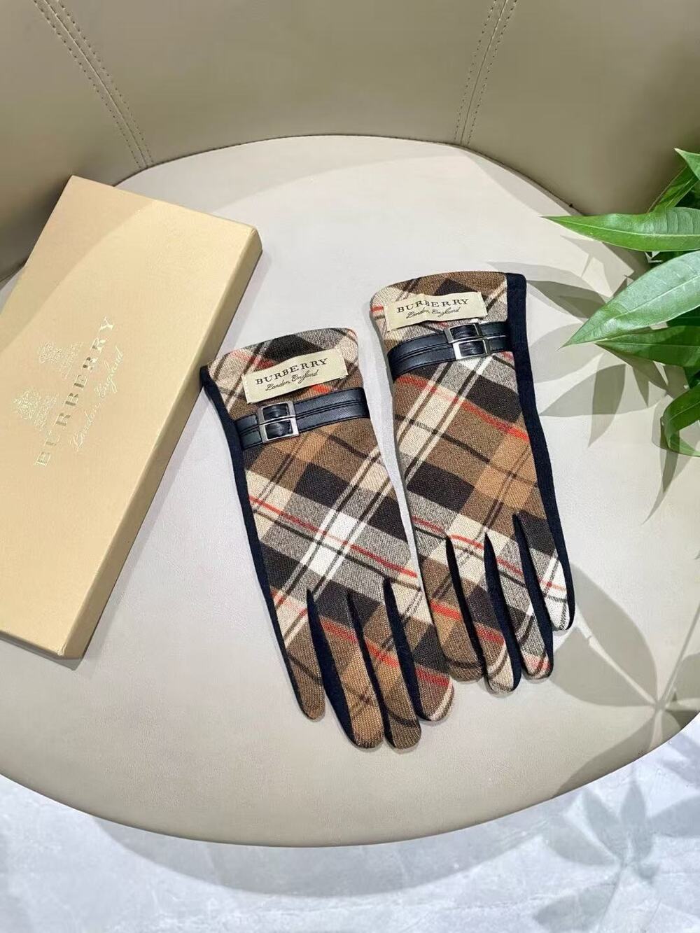 Burberry Classic Beige Vintage Check Touchscreen Winter Gloves